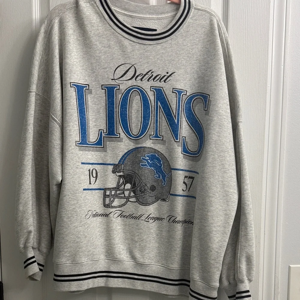 A&E Detroit Lions Sweatshirt - Picture 2 of 5